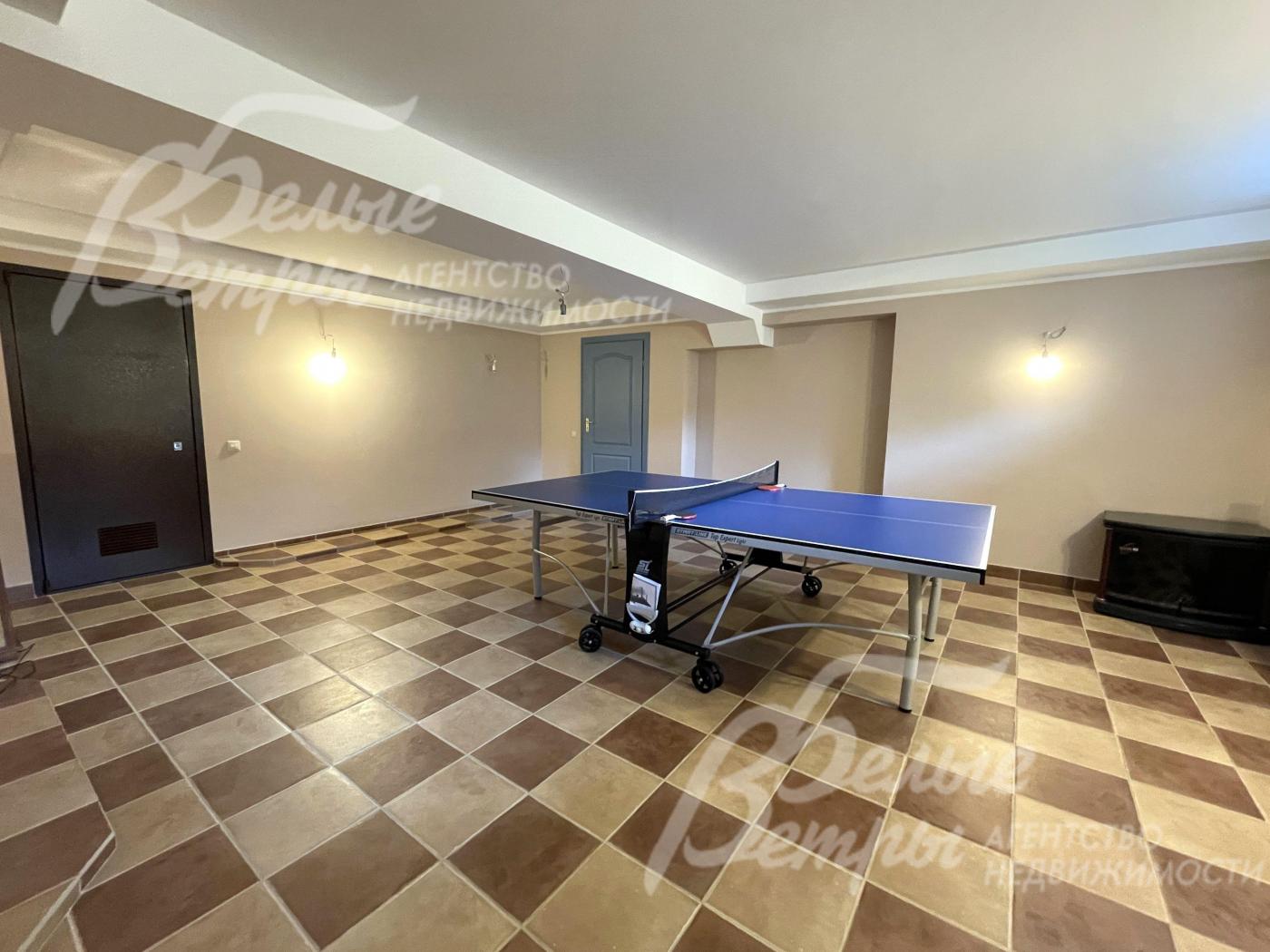 Складной теннисный стол в спортивном зале