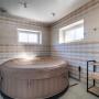 На первом этаже находится комната с джакузи с гидромассажем