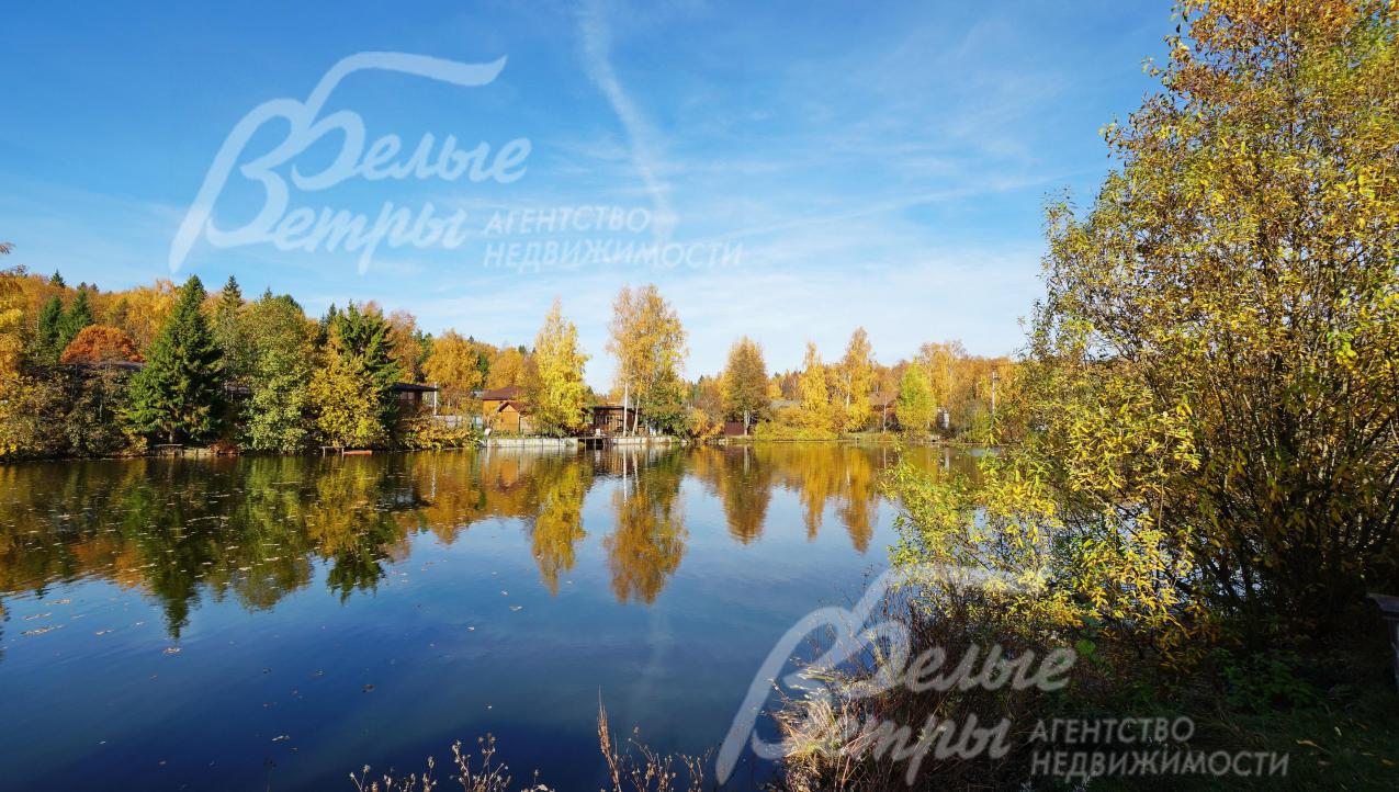 Живописное озеро на территории коттеджного поселка