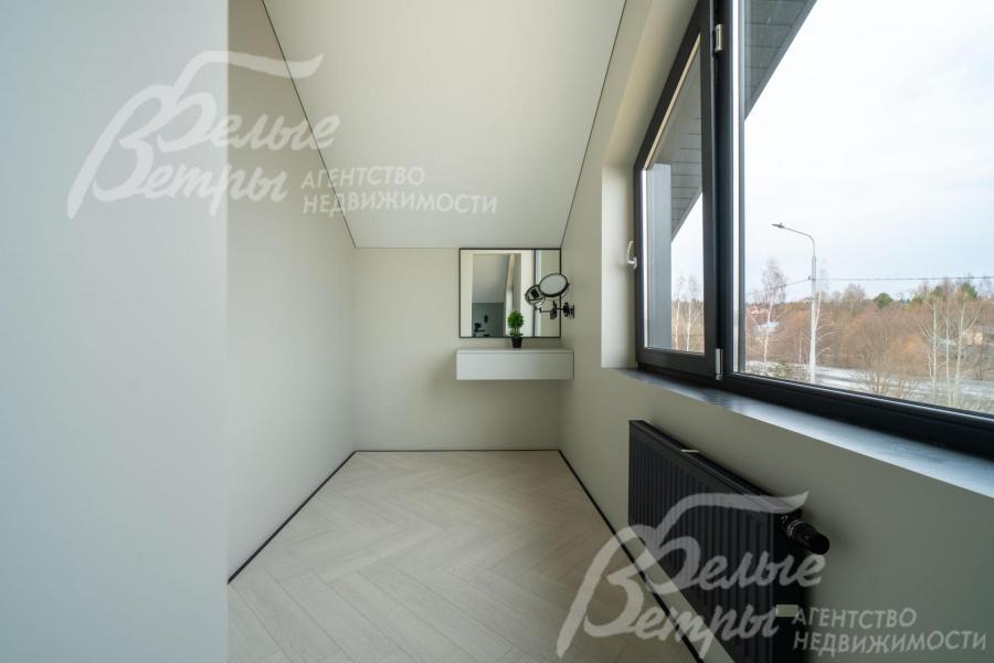 Вид из гардеробной при мастер-спальне