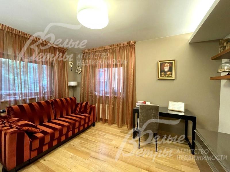 Кабинет-спальня на 1-ом этаже