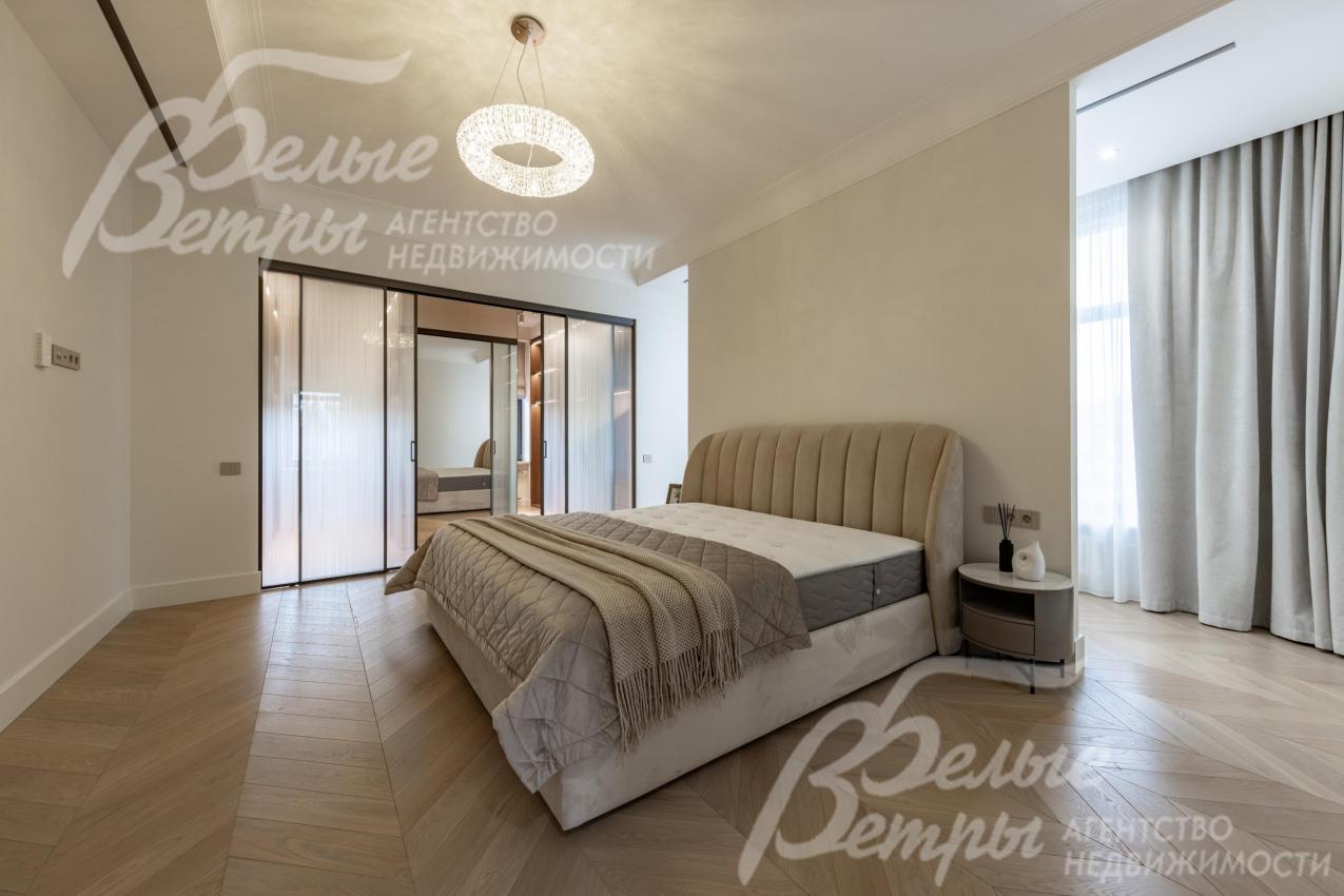 Главная мастер спальня с большой гардеробной и санузлом