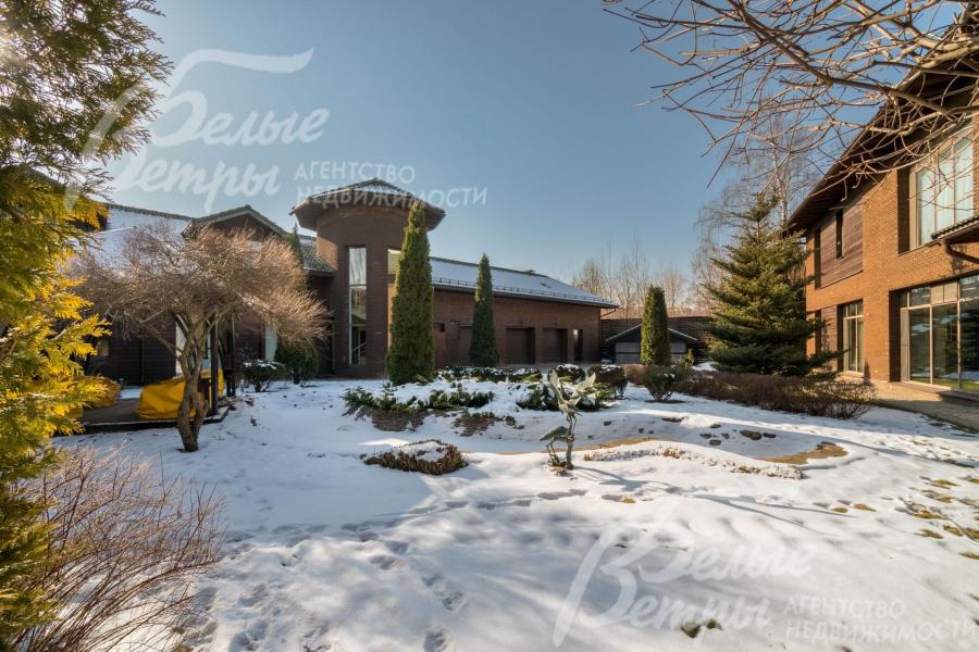 Комплекс - из двух домов в едином стиле, эффектная архитектура создана с эстетикой и гармоничностью форм