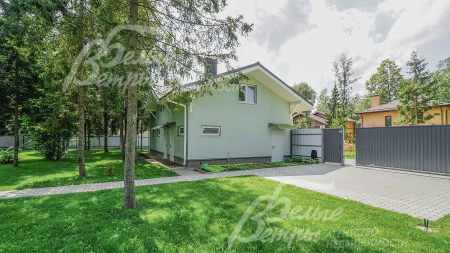 Вспомогательное строение - отапливаемый гараж на 2 авто, котельная, кладовая; на 2-ом этаже - жилое помещение для персонала (или гостей)