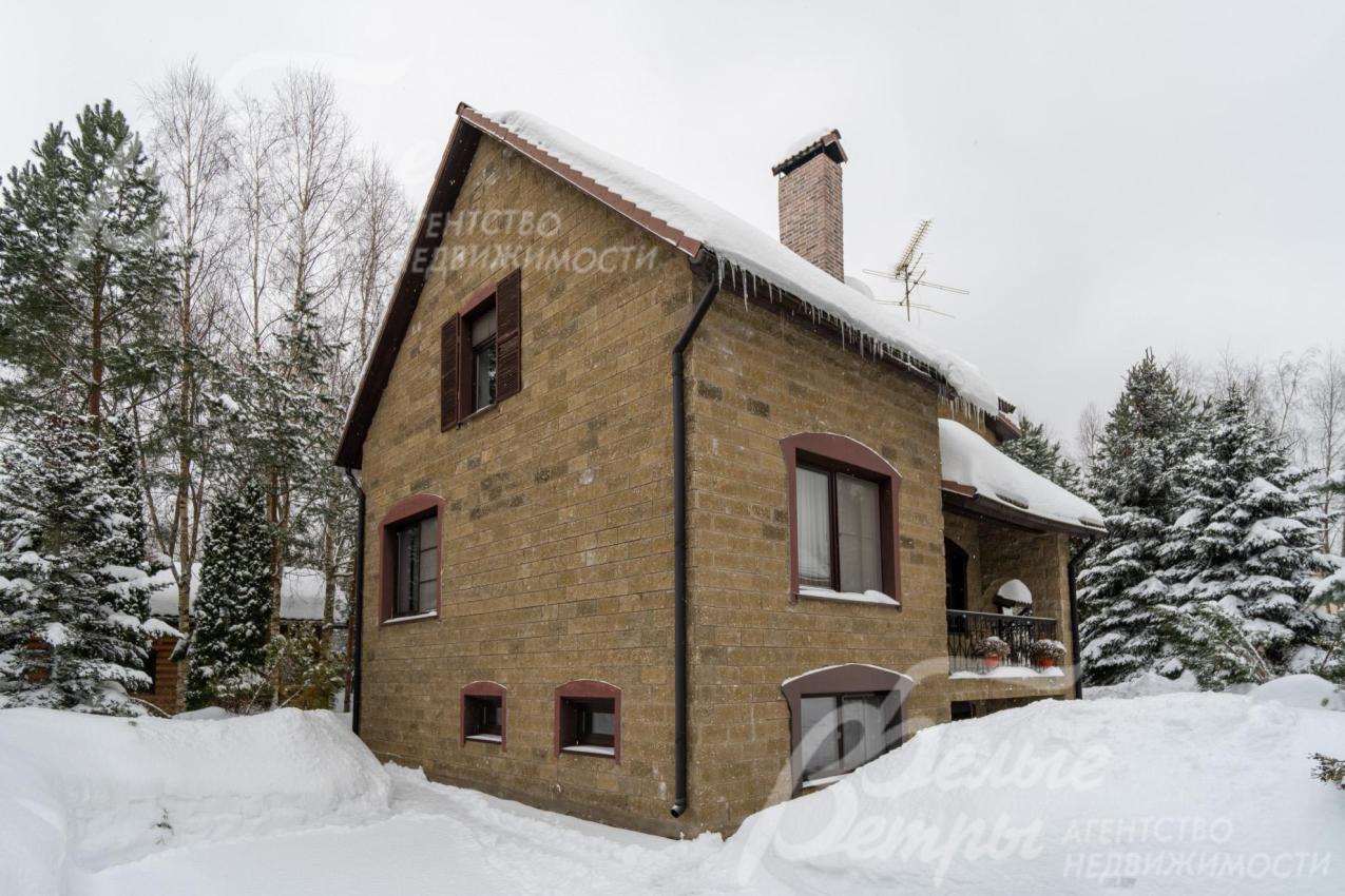 Внешние стены дома облицованы искусственным камнем, имитирующим натуральный песчаник (основная часть дома) и клинкерный кирпич (пристройка гостиной-кухни-столовой)