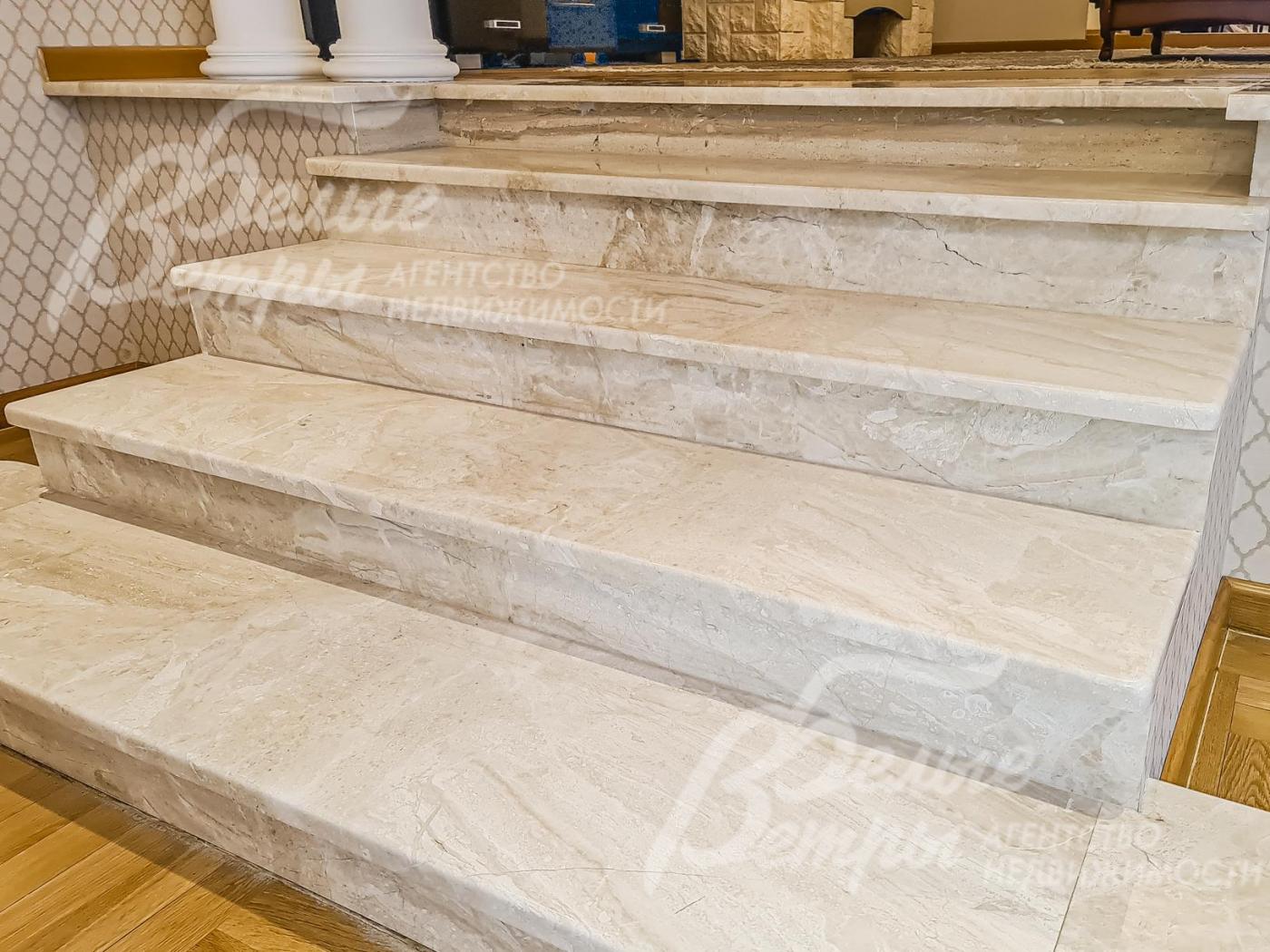 Лестница, отделанная мрамором