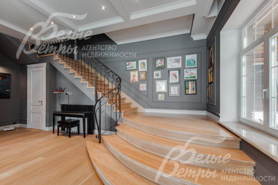 Лестница широкая ж/б, ступени отделаны деревом