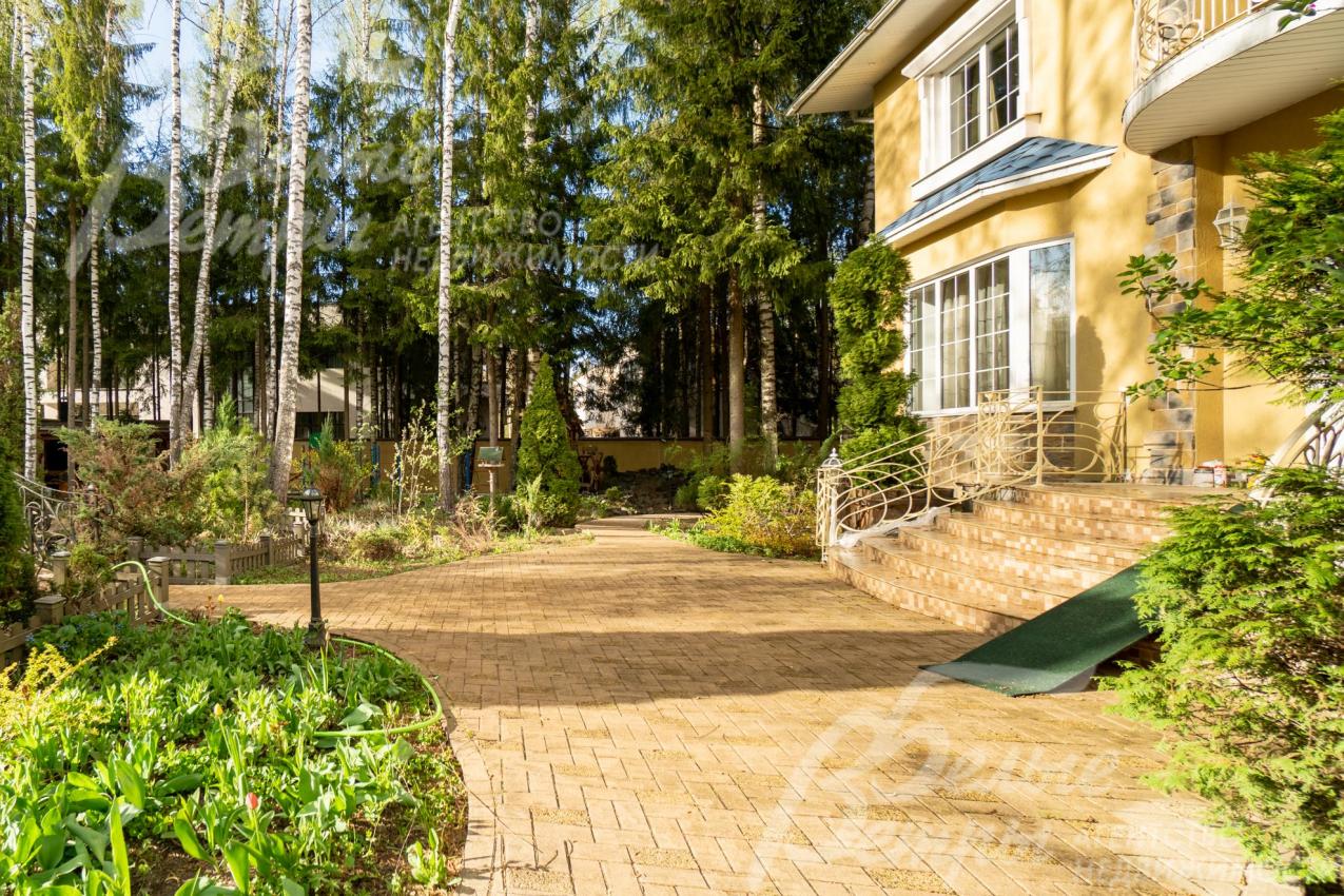 Площадка у входа дома вымощена плиткой