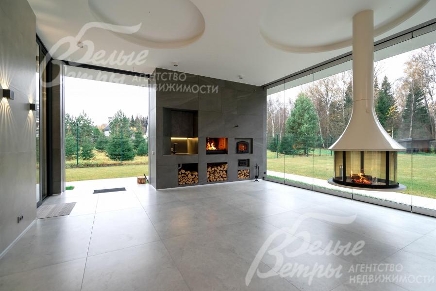 На террасе - тёплый пол, для жаркой погоды установлена система «искусственный туман»