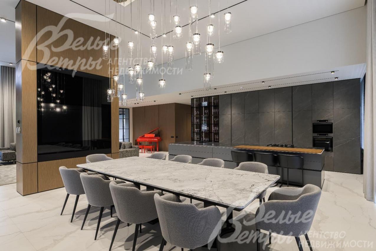 Столовая с обеденный столом на 10 персон