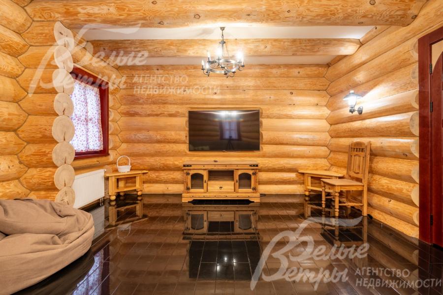 Зона гостиной на 1-м этаже. Дом отделан в едином национальном стиле «русская сказка» с применением материалов XXI века