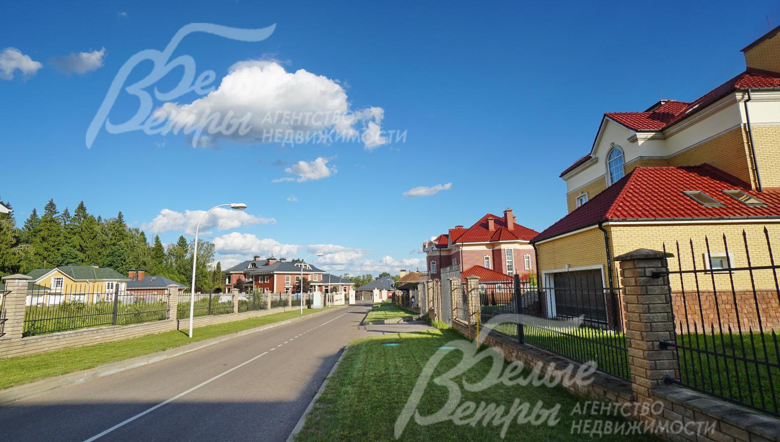 Широкие ухоженные улицы в коттеджном поселке