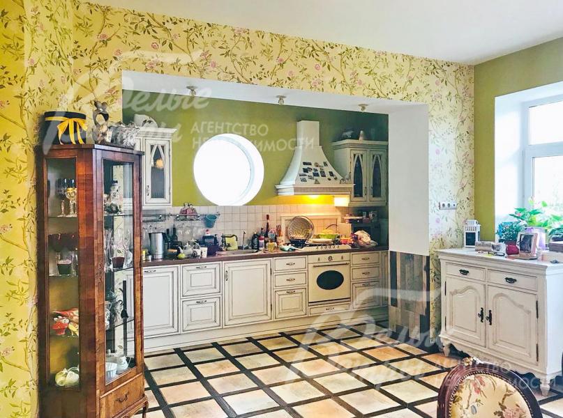 Кухня укомплектована бытовой техникой