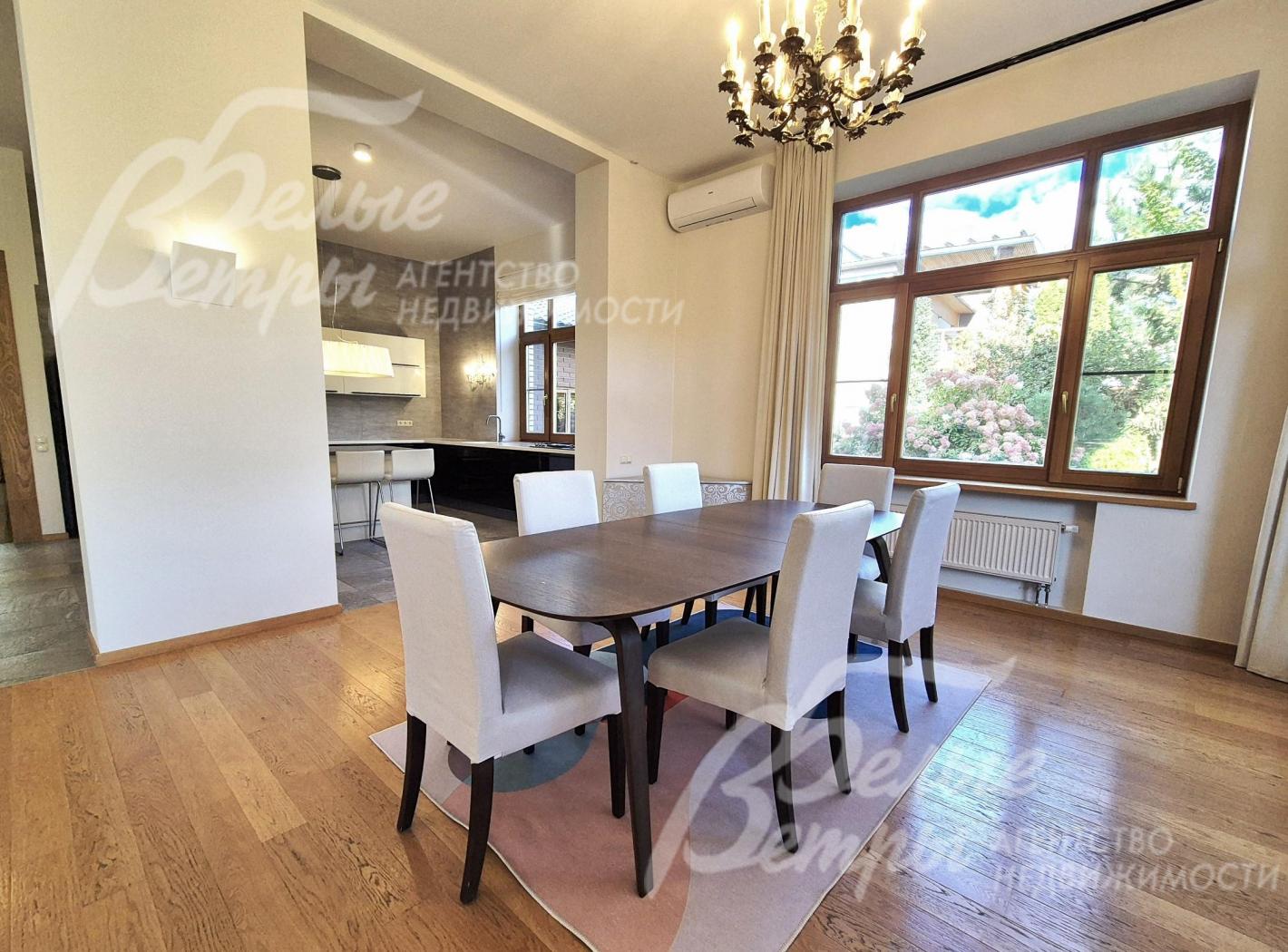 Дубовая доска на полу в столовой и гостиной.