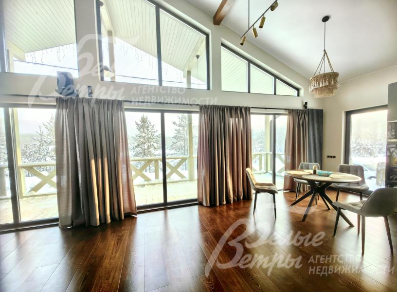 Зона столовой с шикарным видом на окрестности