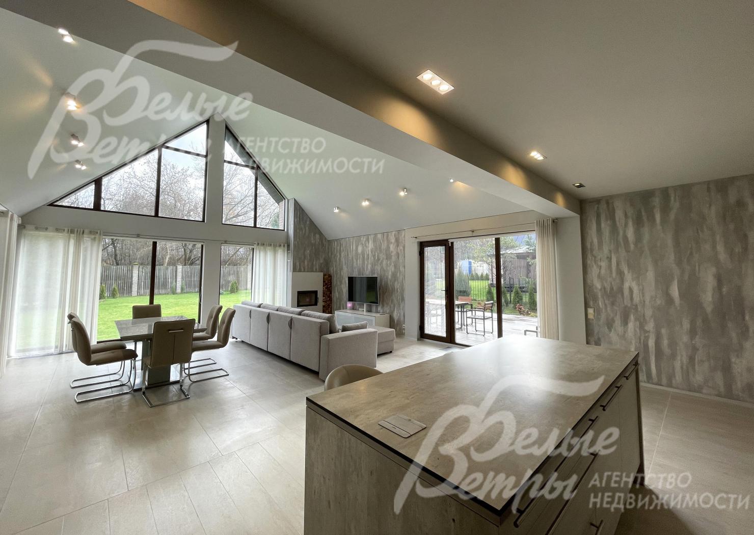 Остров разделяет зоны кухни и гостиной-столовой