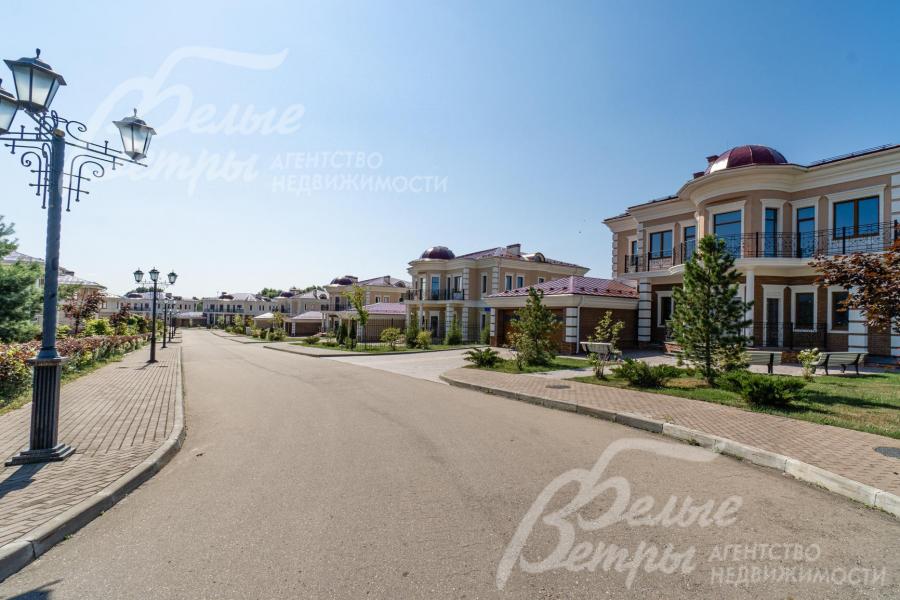 Широкие асфальтовые дороги и тротуары из брусчатки в поселке Николинские Ключи