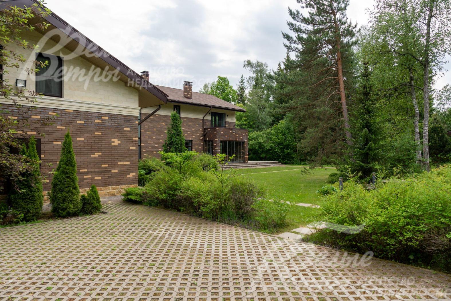 Всего на участке сотки деревьев и цветущих растений. 