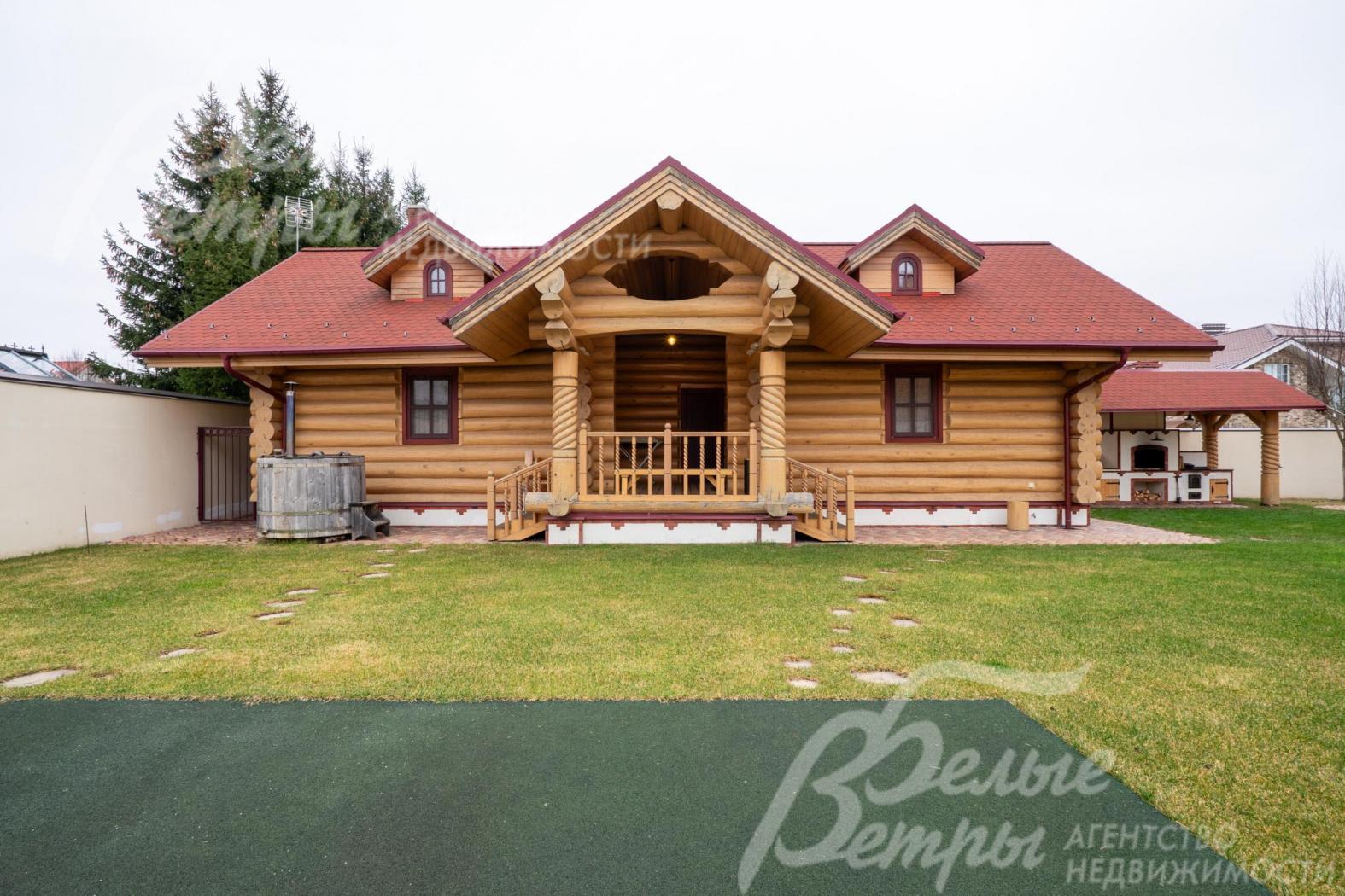 Баня построена с тиле основного дома, рядом с ней - чан на дровах 