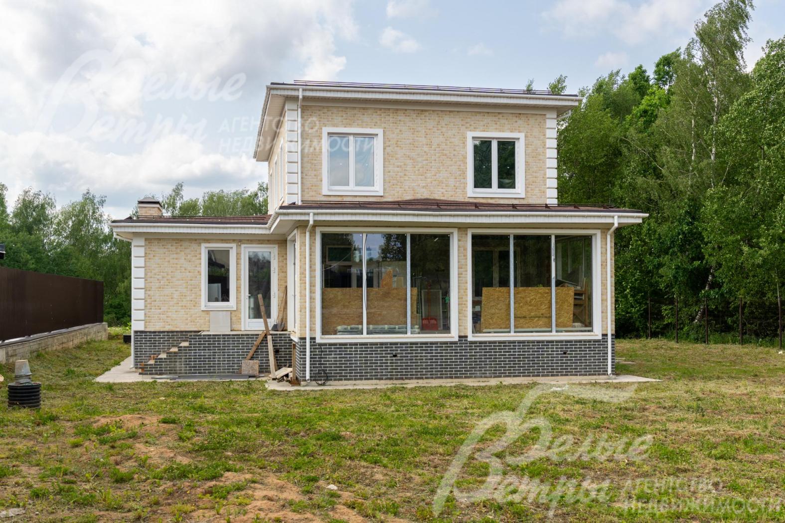 Стены дома облицованы термопанелями