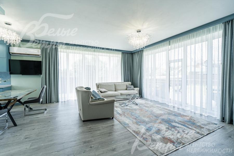 Зона гостиной с панорамными окнами и выходом на террасу