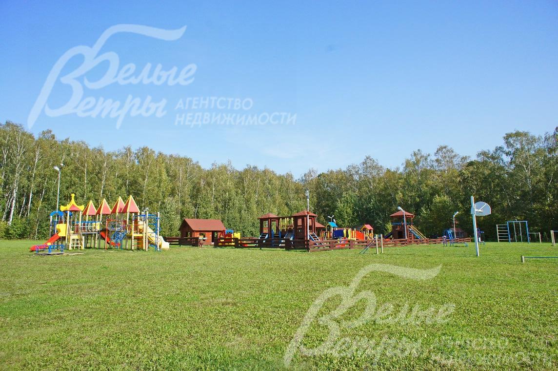 Детские игровые площадки на территории поселка.