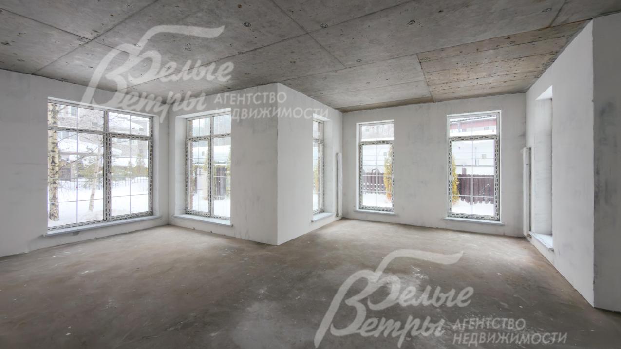 В доме установлены внутренние стены, окна, в том числе панорамные