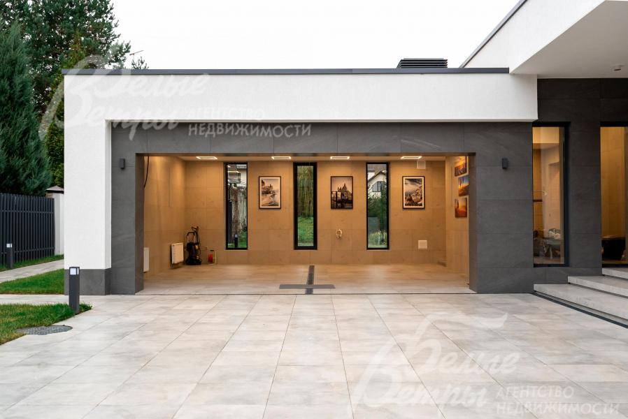 Эффектный и комфортный гараж с тремя протяжёнными окнами