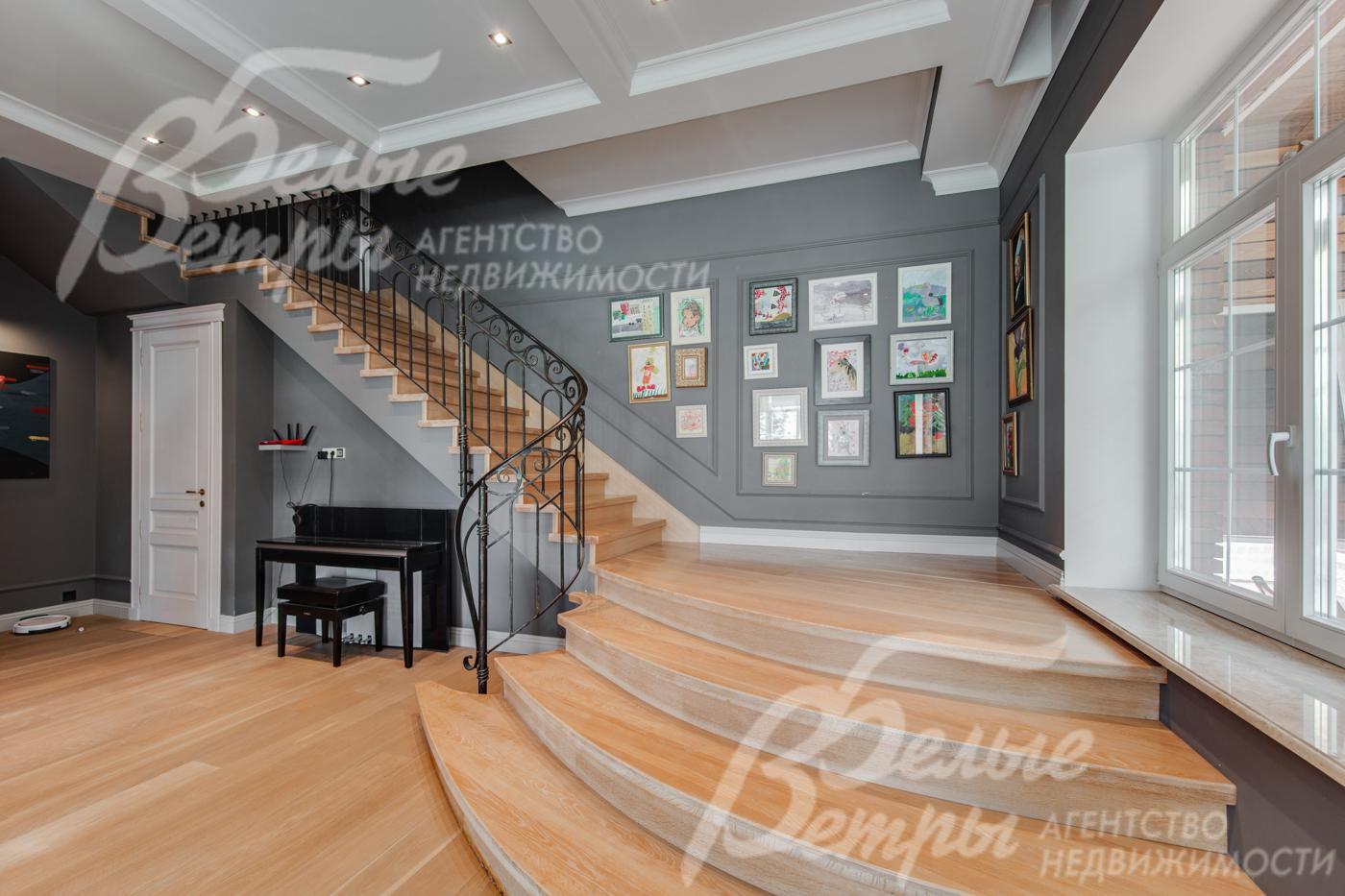 Лестница широкая ж/б, ступени отделаны деревом