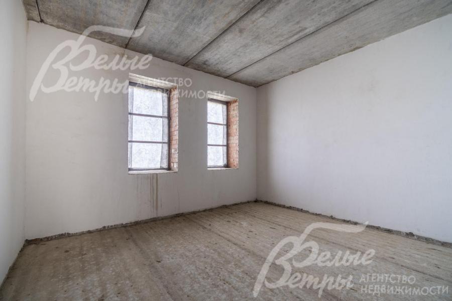 В основном доме - высокие потолки (после чистовой отделки: 3,4 м на 1-м этаже и 3,29 м на 2-м этаже)