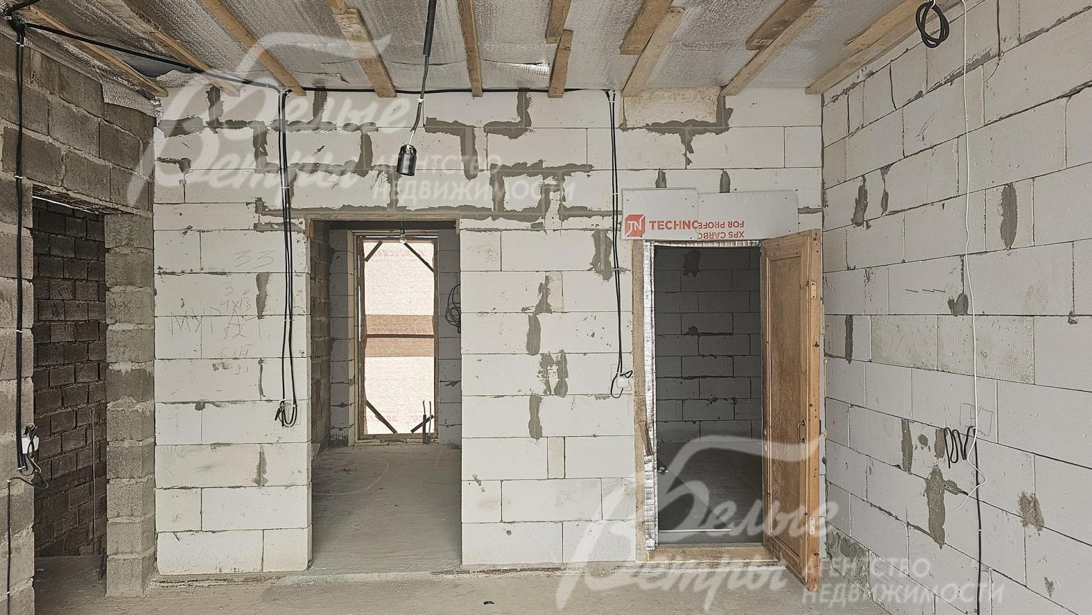 Высота потолков (в черновом варианте) на 1-м этаже – 2,96 м, на 2-м этаже – 2,9 м