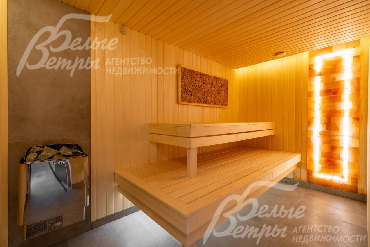 Сауна отделана липой, есть панно из гималайской соли