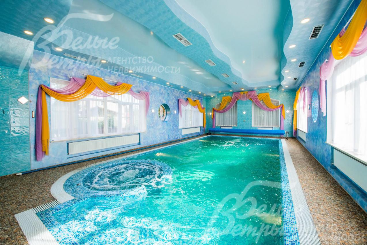 Большой бассейн в доме