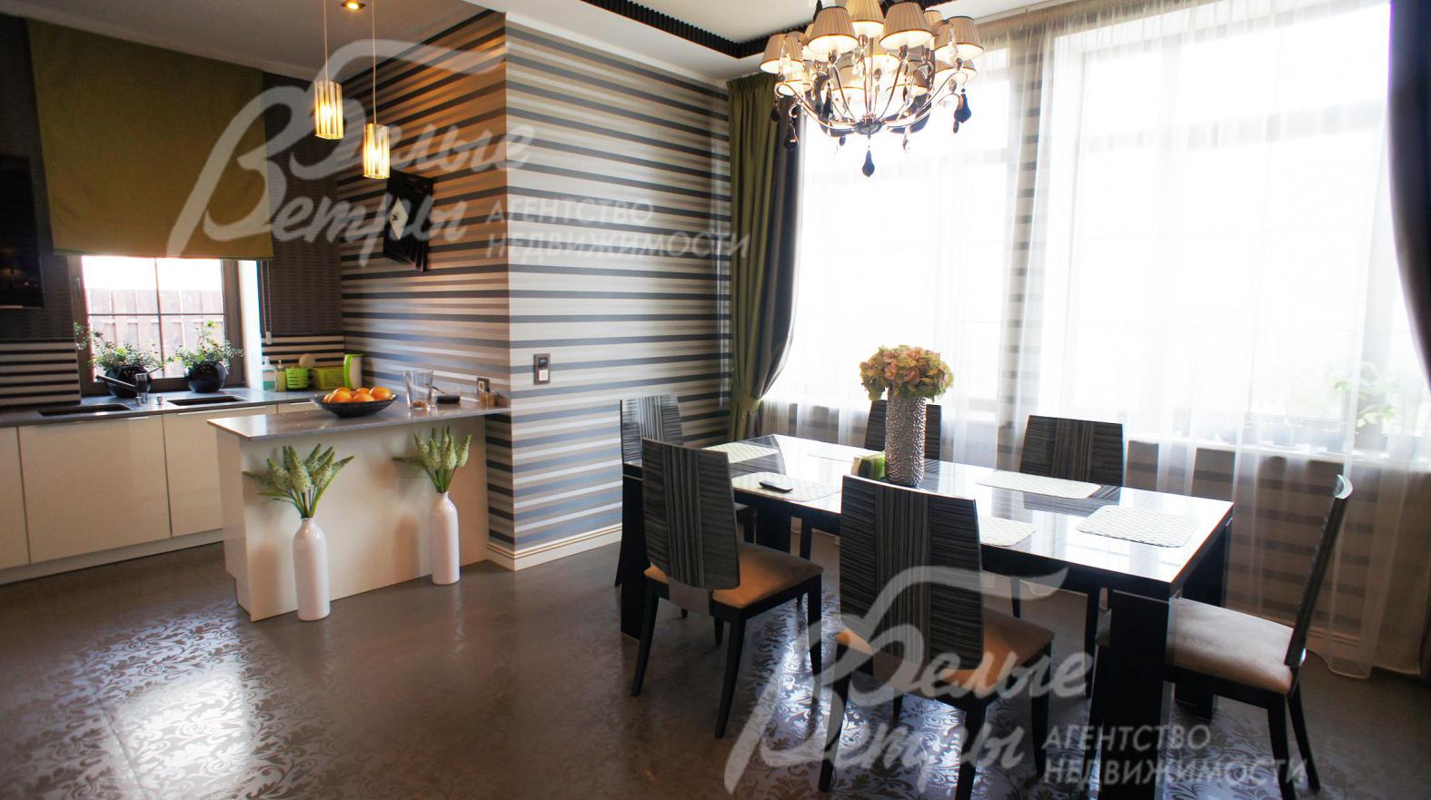 Разноуровневые потолки кухонной зоны оборудованы светильниками из итальянских коллекций