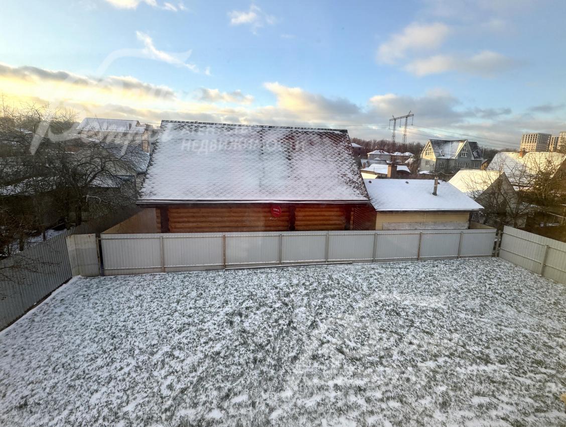 Территория участка огорожена по периметру металлическим забором