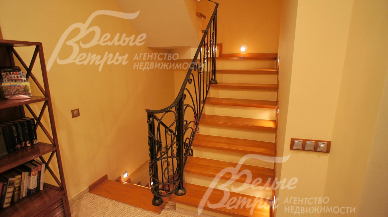 Лестничный марш с коваными перилами