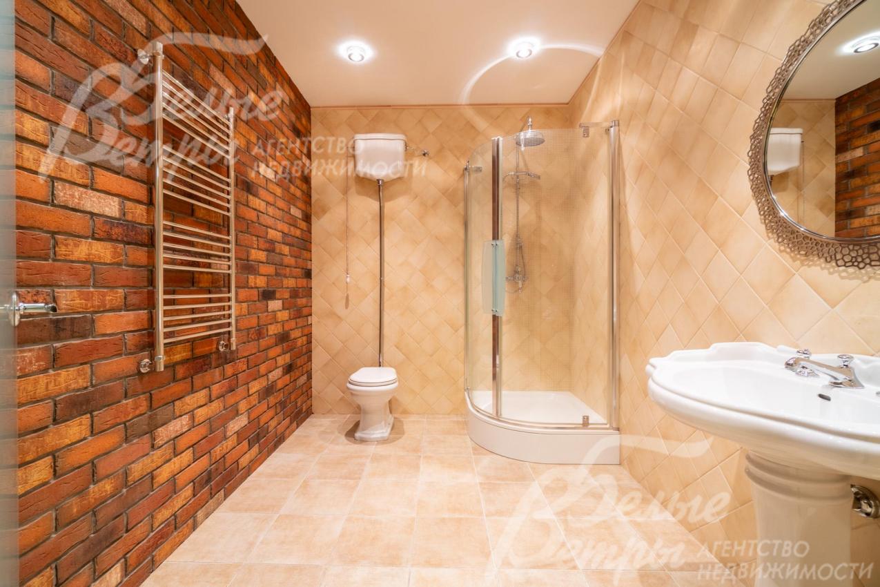 Санузел на цокольном этаже с душевой кабиной