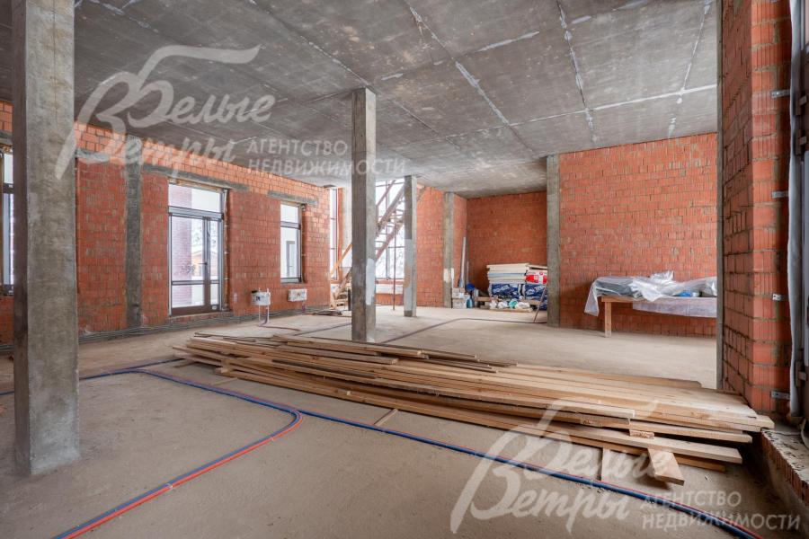 Пол выполнен из монолитного бетона, на двух этажах разведены и установлены радиаторы KERMI