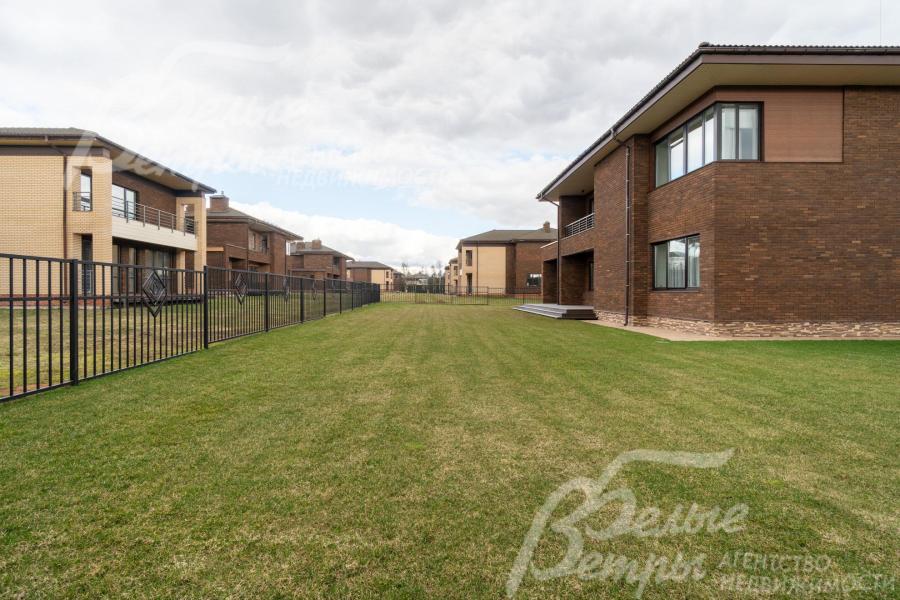 Дома в поселке выстроены в едином архитектурном стиле