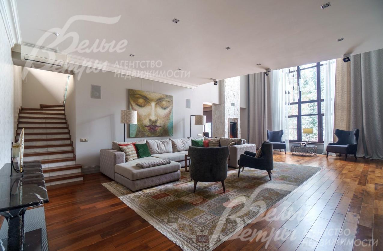 Гостиная. Здесь, как и везде в доме элитный и тщательно подобранный текстиль с разнообразной фактурой - в обивке сделанной на заказ мебели и шторах. 