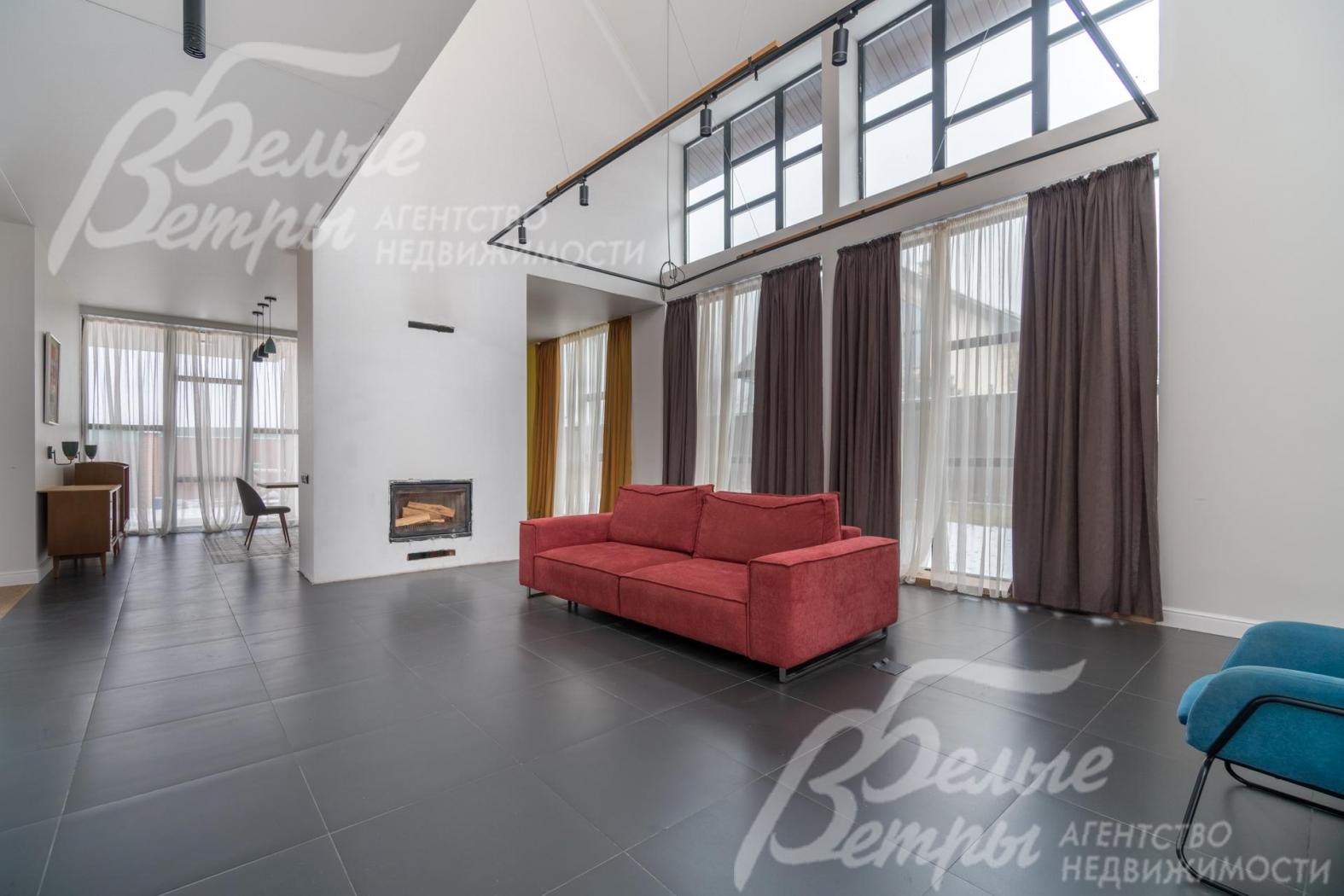 В гостиной - второй свет.