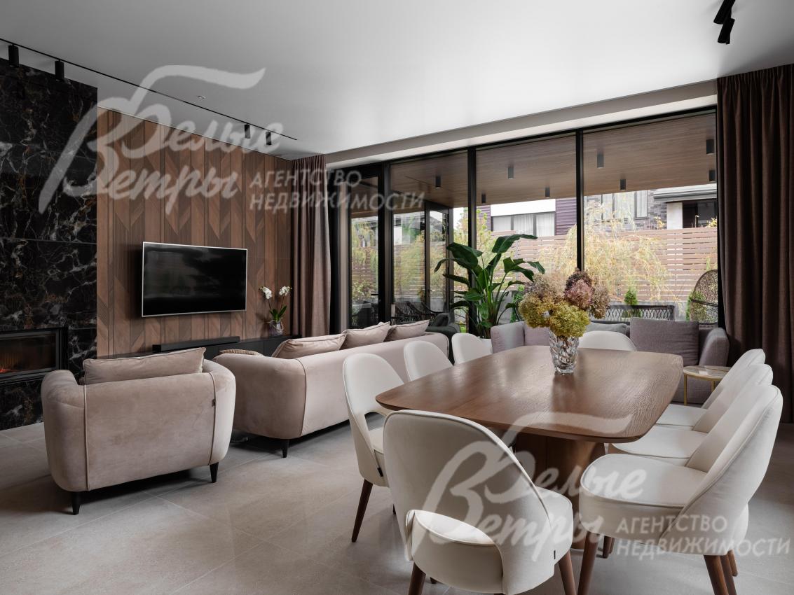 В зоне столовой установлена обеденная группа на 8 персон