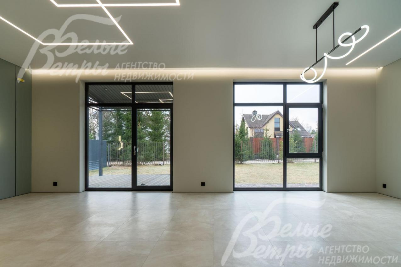 В гостиной потолок со световыми линиями