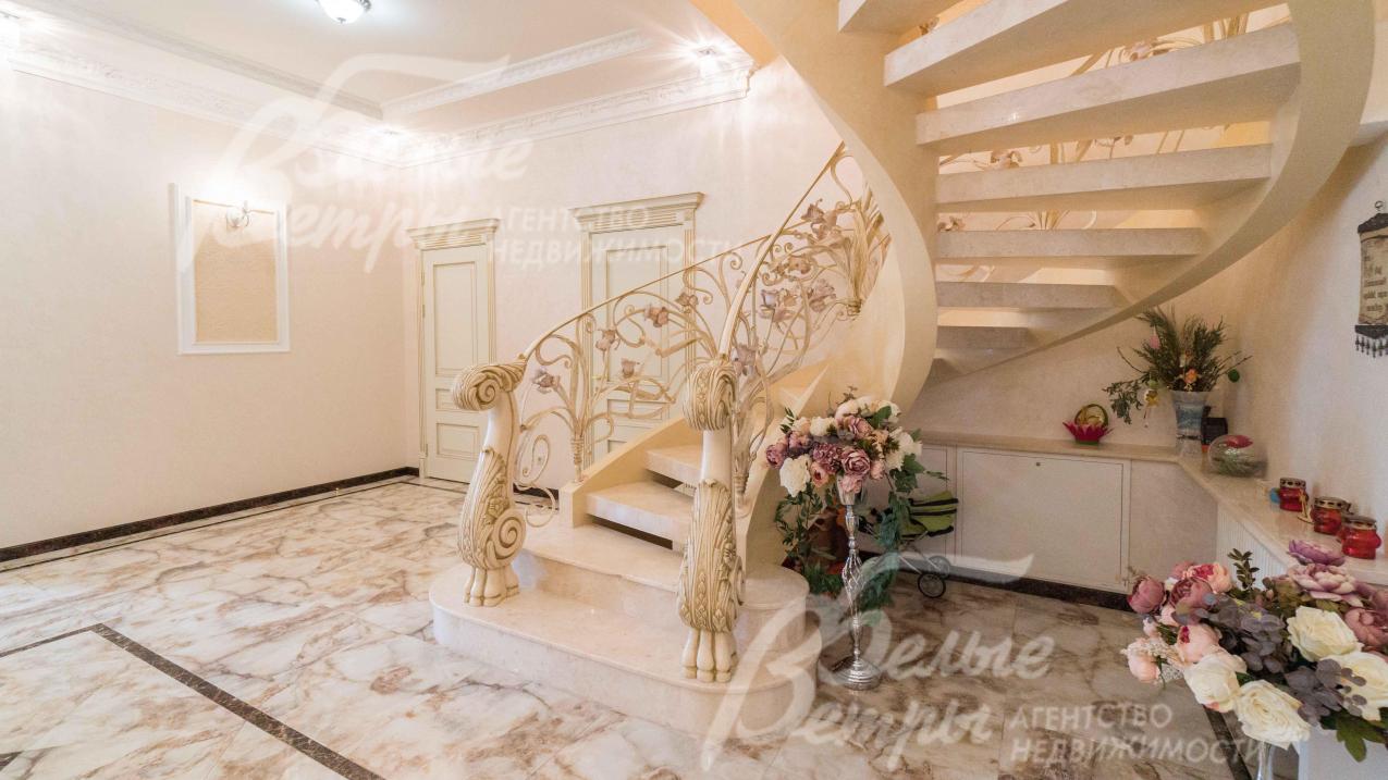 Изящная лестница с радиусными ступенями