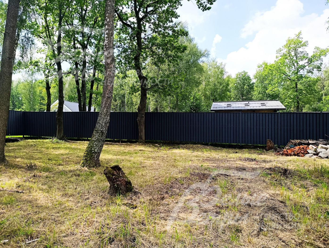 Ограждение участка выполнено из металлического профиля, установленного на металлические столбы