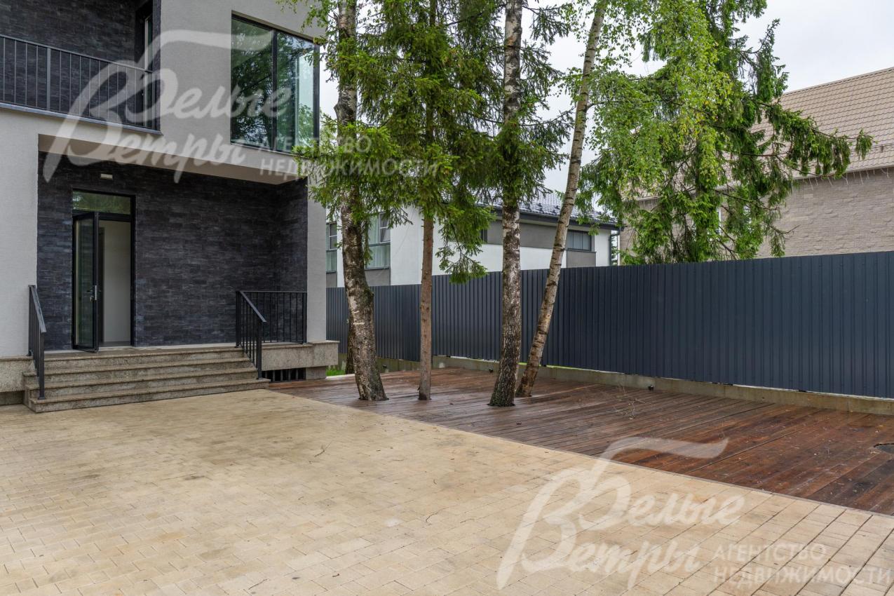 На участке растут взрослые березы, сосны, ели и дуб