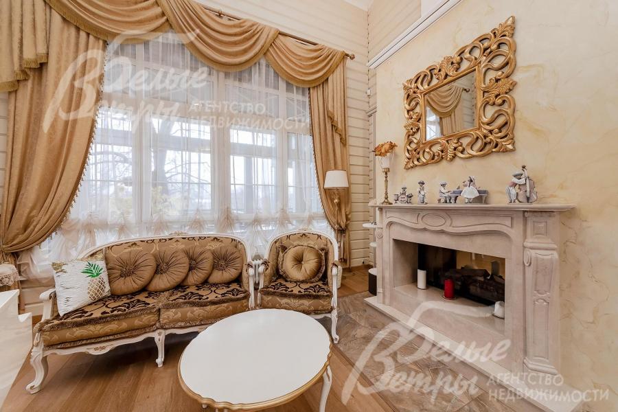 Двусторонний камин в гостиной