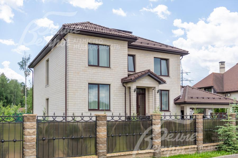 Навес для 2 авто, к нему примыкает открытая парковка на 2 авто