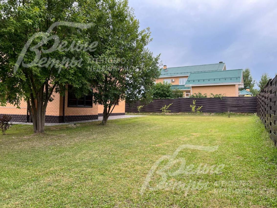 На участке 18 соток газон и взрослые деревья.