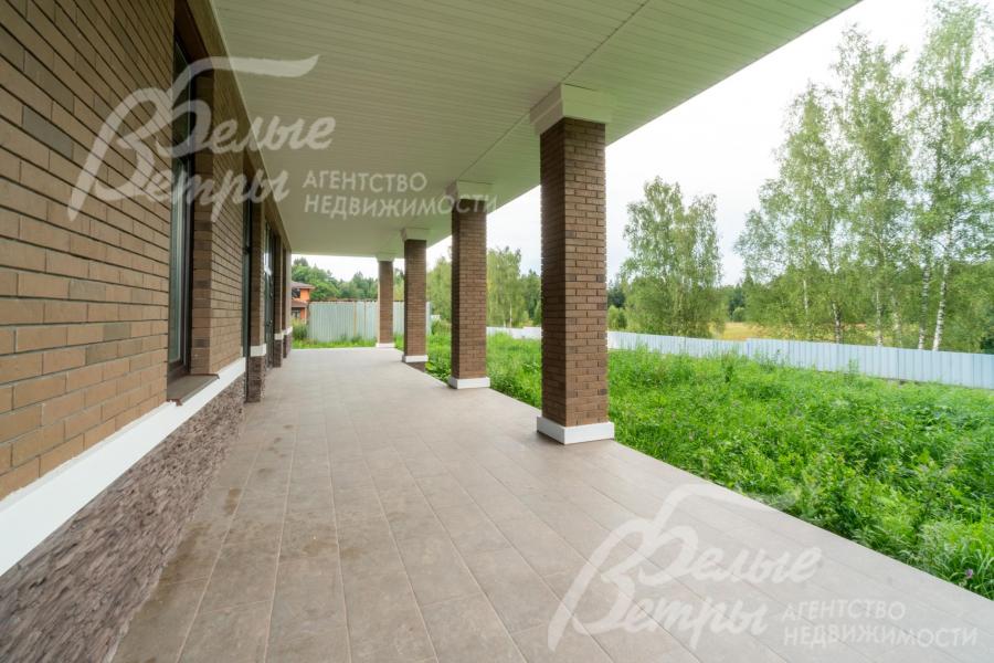 Просторная крытая терраса 63,5 кв.м с выходом на участок